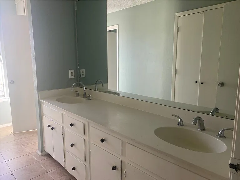 501 Towne House Ln — Photo 17