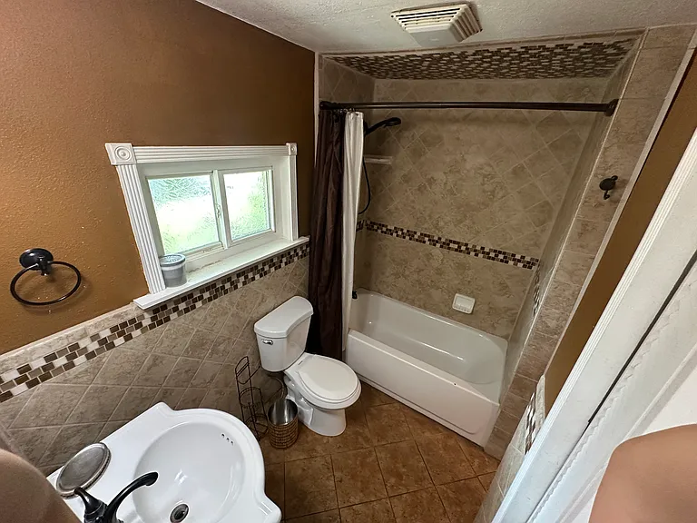 483 E Daleville Ave — Photo 30