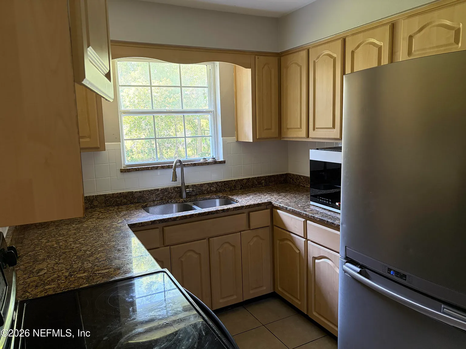 3 bed, 2.0 bath, 1200 sqft, $1,800 — Photo 4