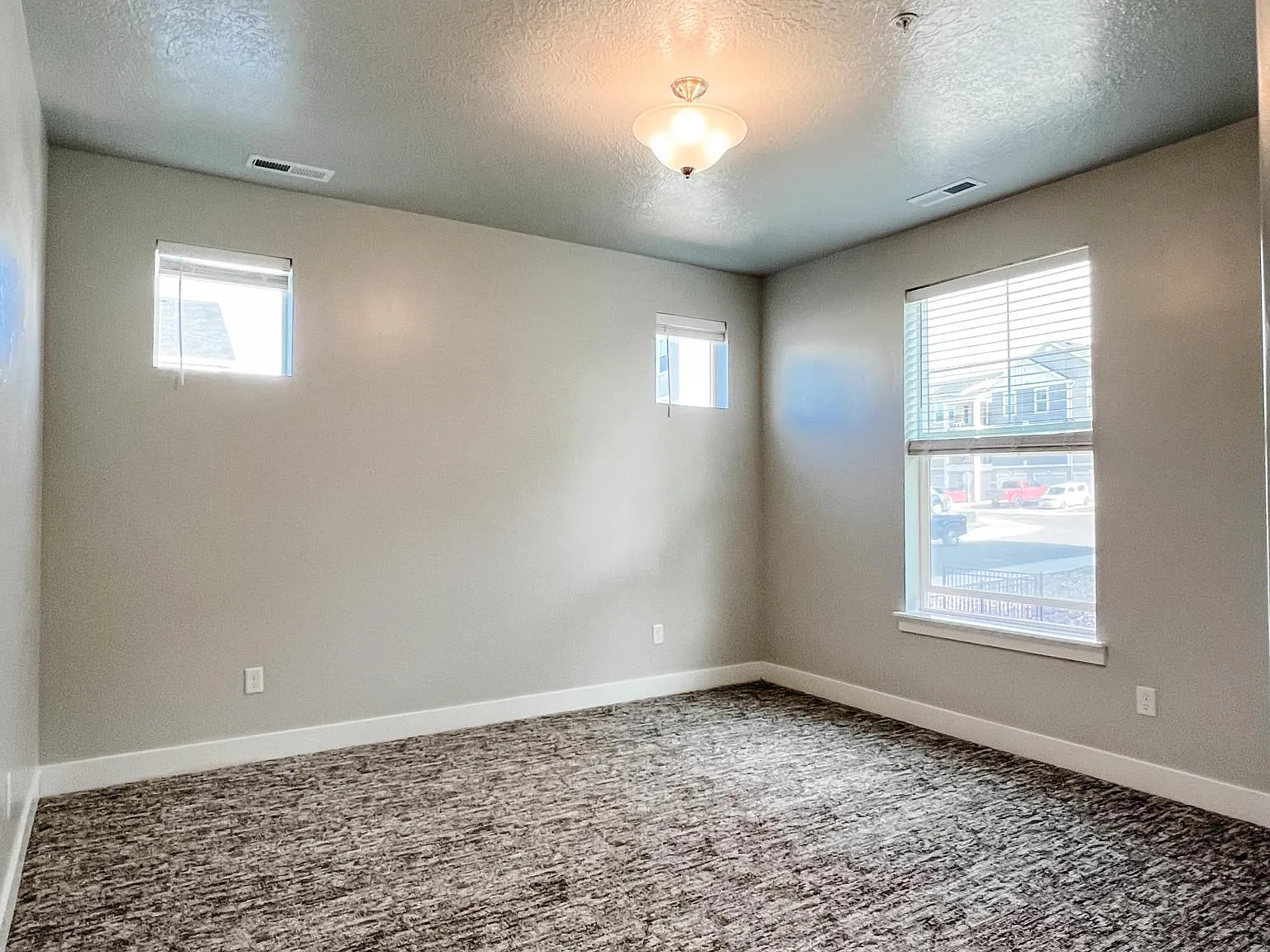 1806 W Newcastle Ln — Photo 4