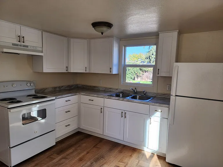 327 W K St — Photo 7