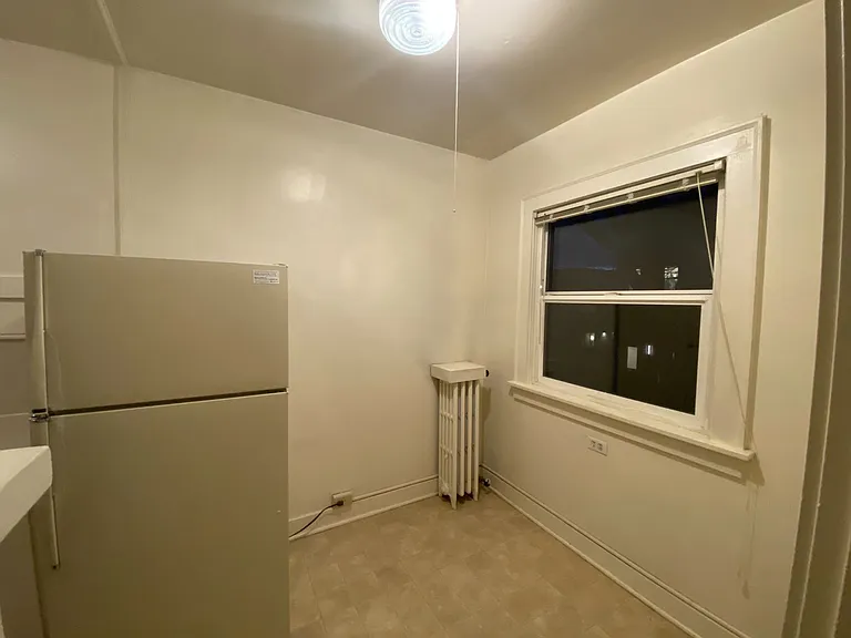 Broadway Crest Apartments — Photo 16
