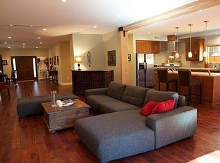 12126 Hollyglen Pl, Studio City, CA 91604