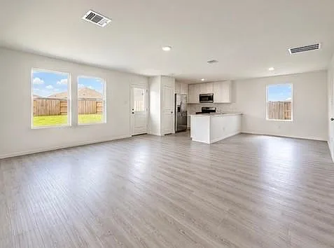 4 bed, 2.5 bath, $2,300 — Photo 3