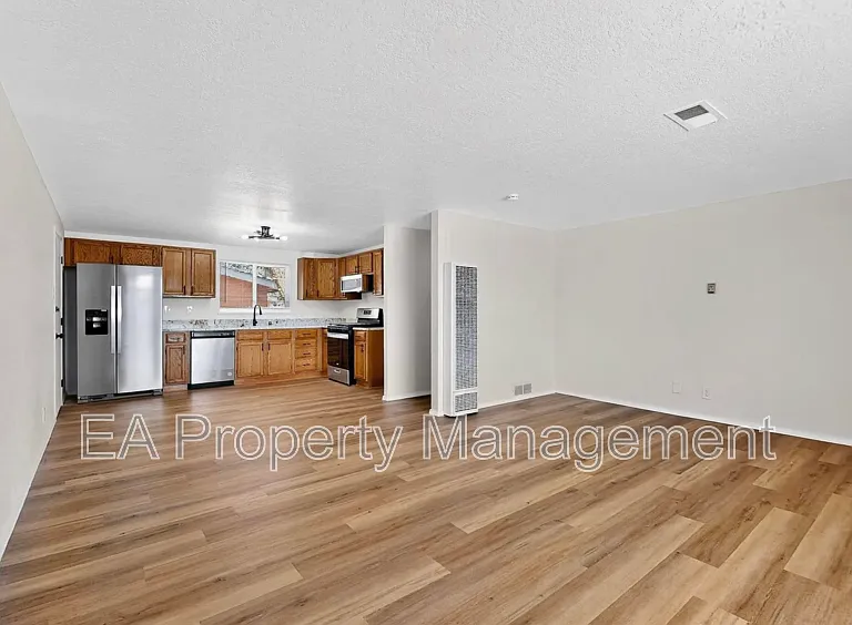 1055 Betts St NE — Photo 11