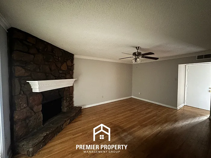 1082 Hooker St — Photo 2