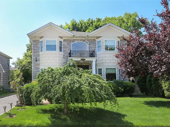 18 Woodward Street, Roslyn Heights, NY 11577