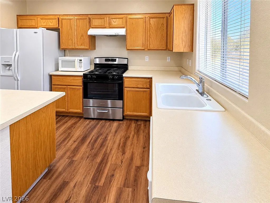3 bed, 2.5 bath, 1601 sqft, $2,002 — Photo 3