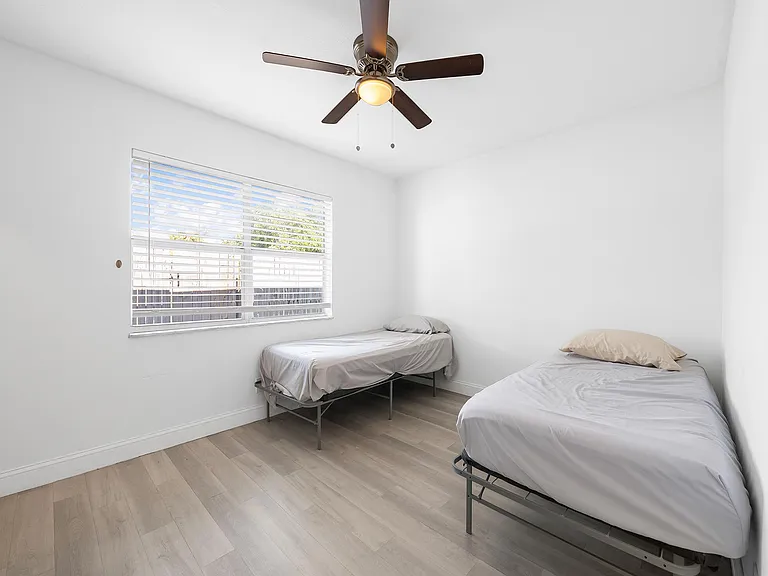 321 SW 14th St #3 — Photo 11