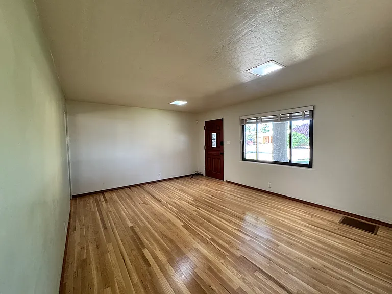 1408 Lafayette Dr NE — Photo 3