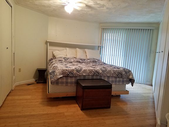 Master w/ closets both sides