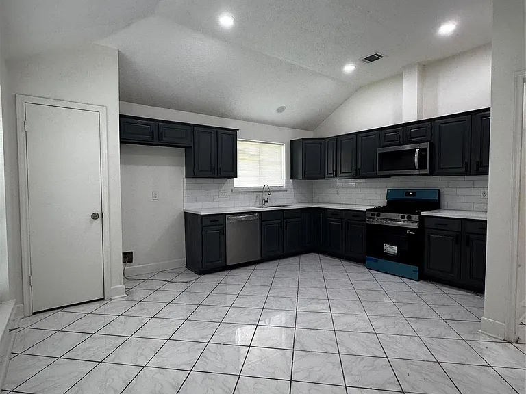 2203 Bisontine St — Photo 3