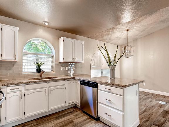 4th image of 3002 E Woodland Dr