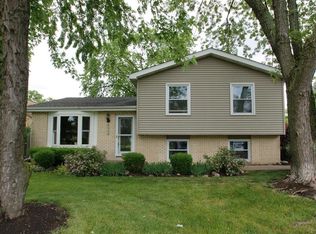 131 Magnolia Ln, Lindenhurst, IL 60046