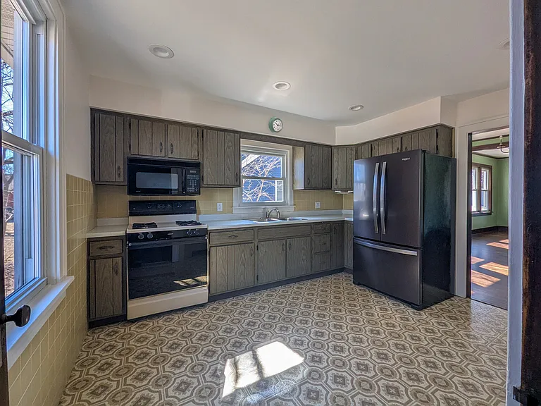 512 Lake St — Photo 13