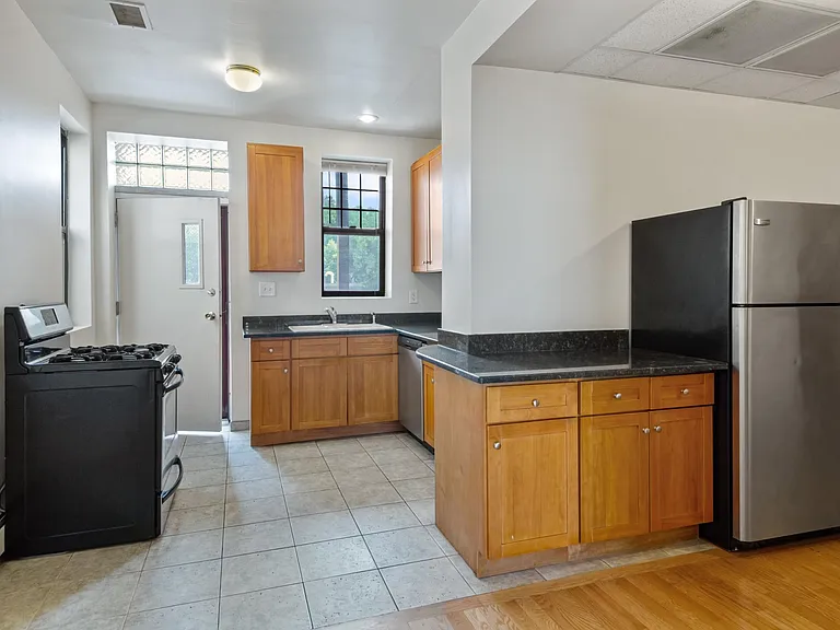 1435 E 53rd St #3E — Photo 8