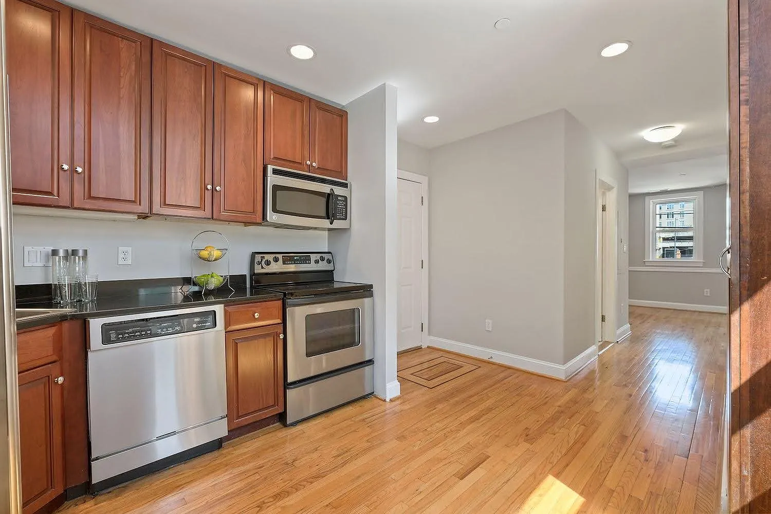 2 bed, 740 sqft, $3,000 — Photo 2
