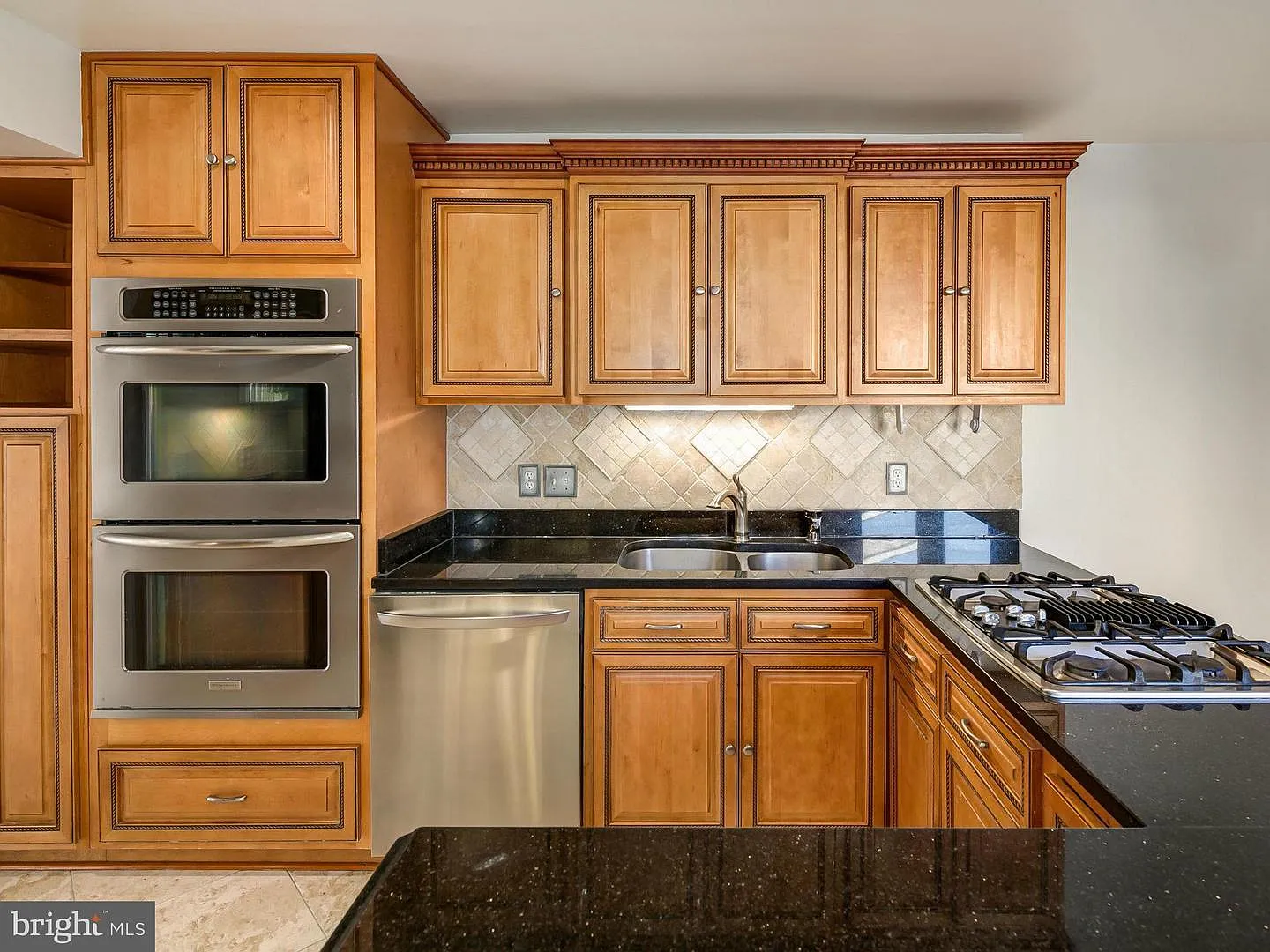 3 bed, 3.5 bath, 3016 sqft, $4,700 — Photo 3