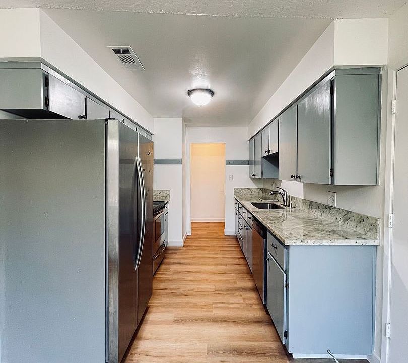 1st image of 3907 N Claremont Ave