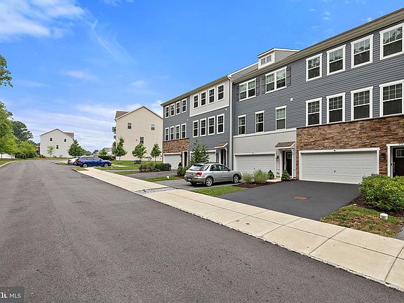 2nd image of 373 Dawson Pl