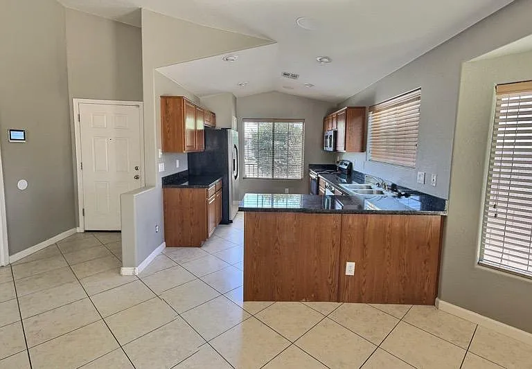 2452 W Tamarisk Ave — Photo 4