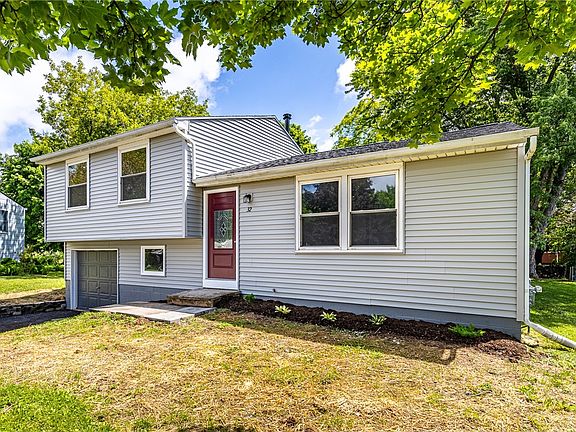 3rd image of 32 Coachlight Cir