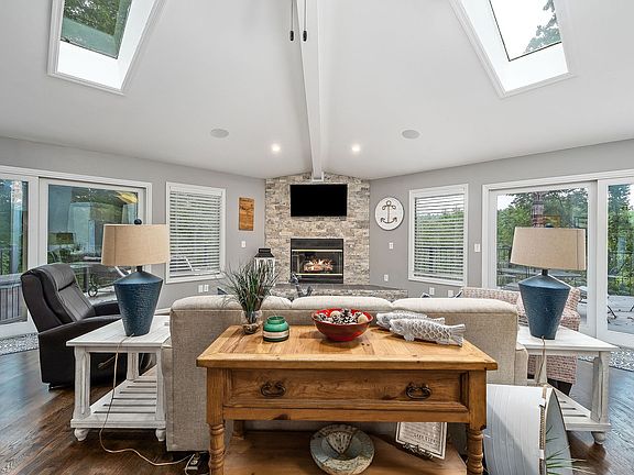 3rd image of 290 Spring Cir