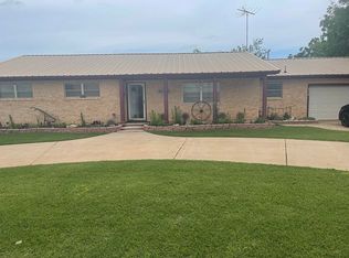 708 S Main St, Hennessey, OK 73742