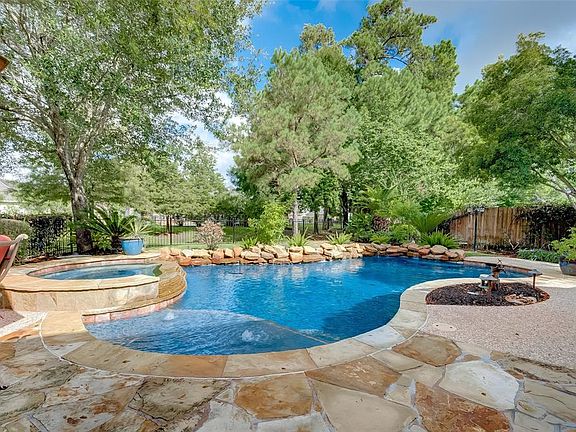 Can you see yourself coming home from a long day of work and enjoying this gorgeous saltwater pool and spa?The stress of the day is gone the moment you step into this pool!