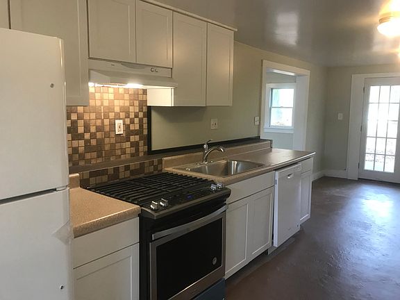 Kitchen with Tiled Backsplash
