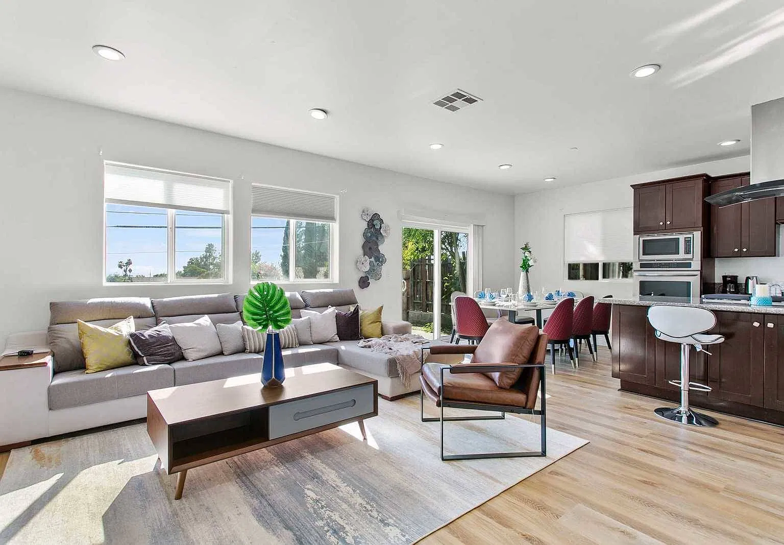 4 bed, 2457 sqft, $7,000 — Photo 2