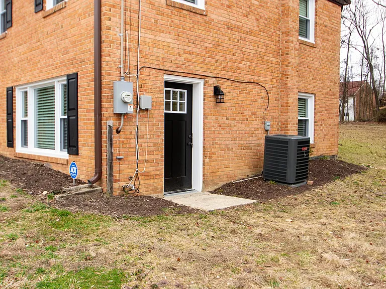 11 Arthur Dr W — Photo 2