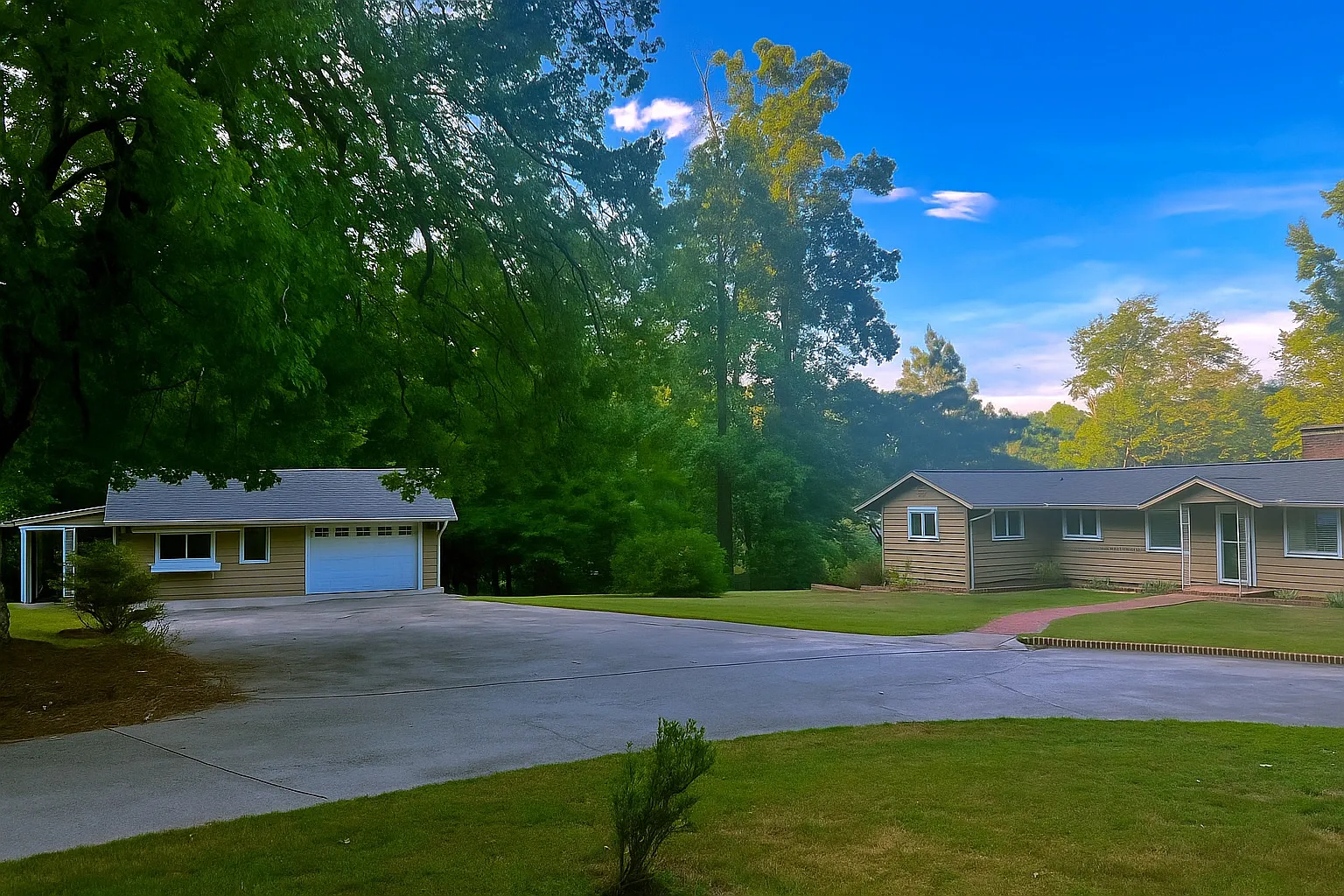 205 Lexington Rd — Photo 2