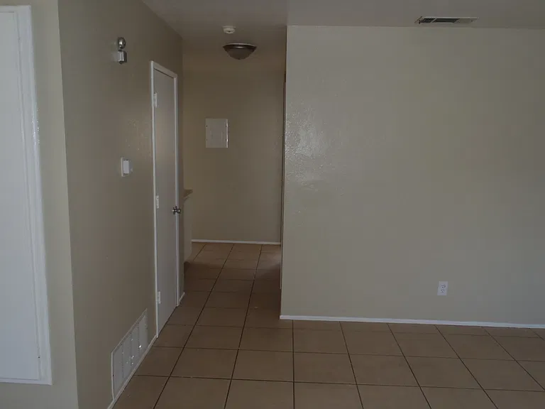 555 Sioux Dr #D — Photo 8