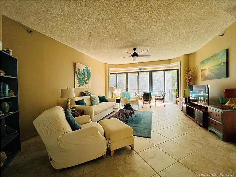 221 NE Plantation Rd #215 — Photo 12