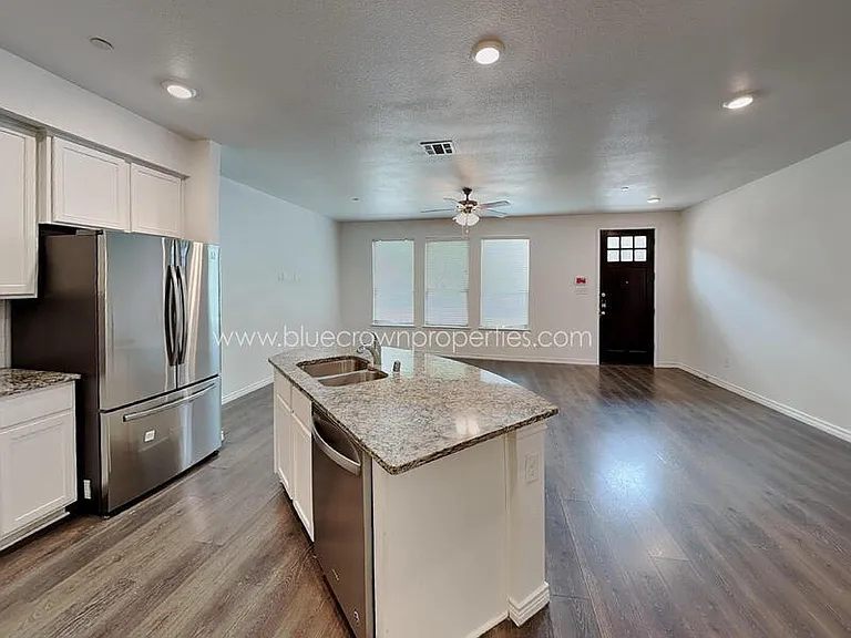 2431 Klamath Dr — Photo 4