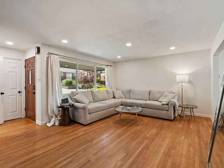 6581 Rosemoor St — Photo 2