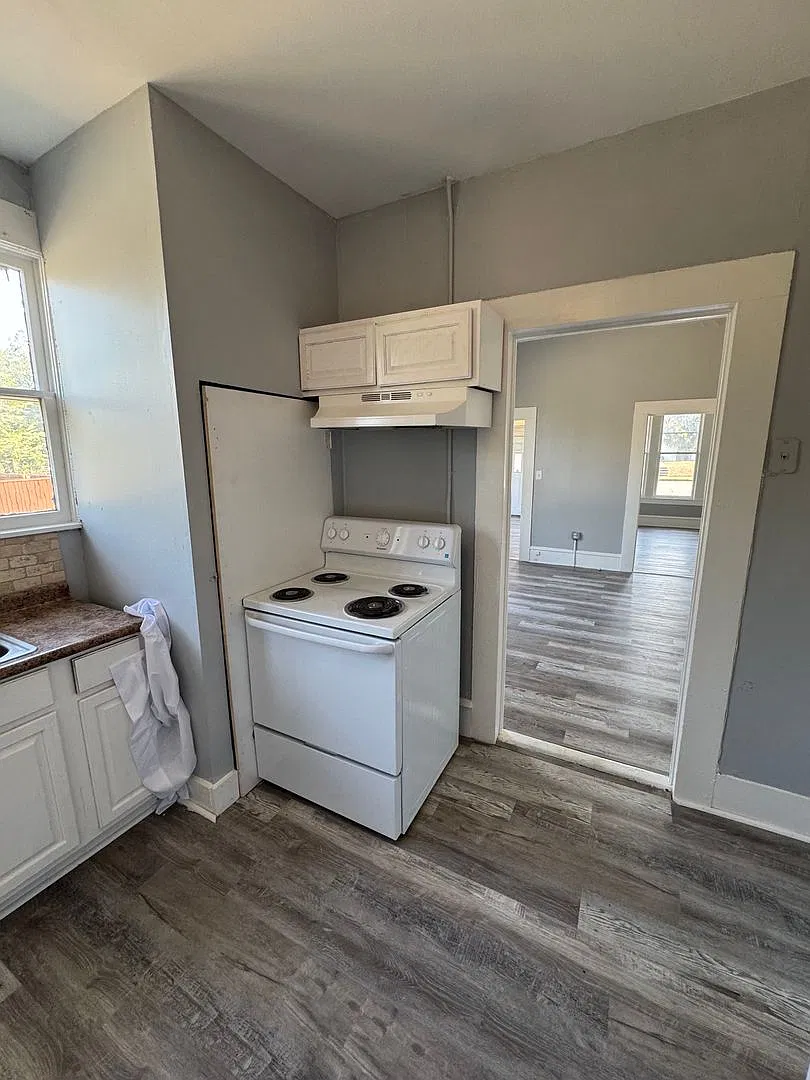 One Bedroom Corner Lot — Photo 4