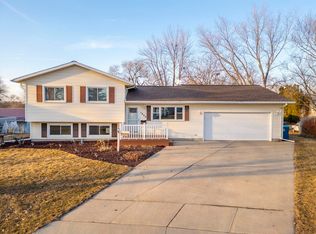1906 Coachman Dr, Waterloo, IA 50701