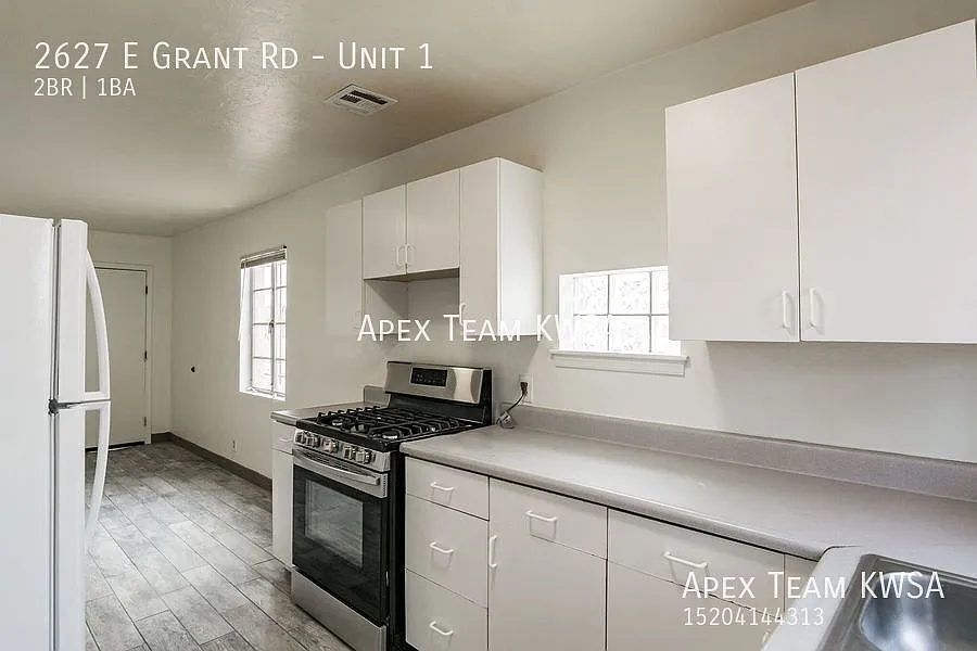 $875- Quaint 2 Bed / 1 Bath Apartment Located on E. Grant Rd! — Photo 4