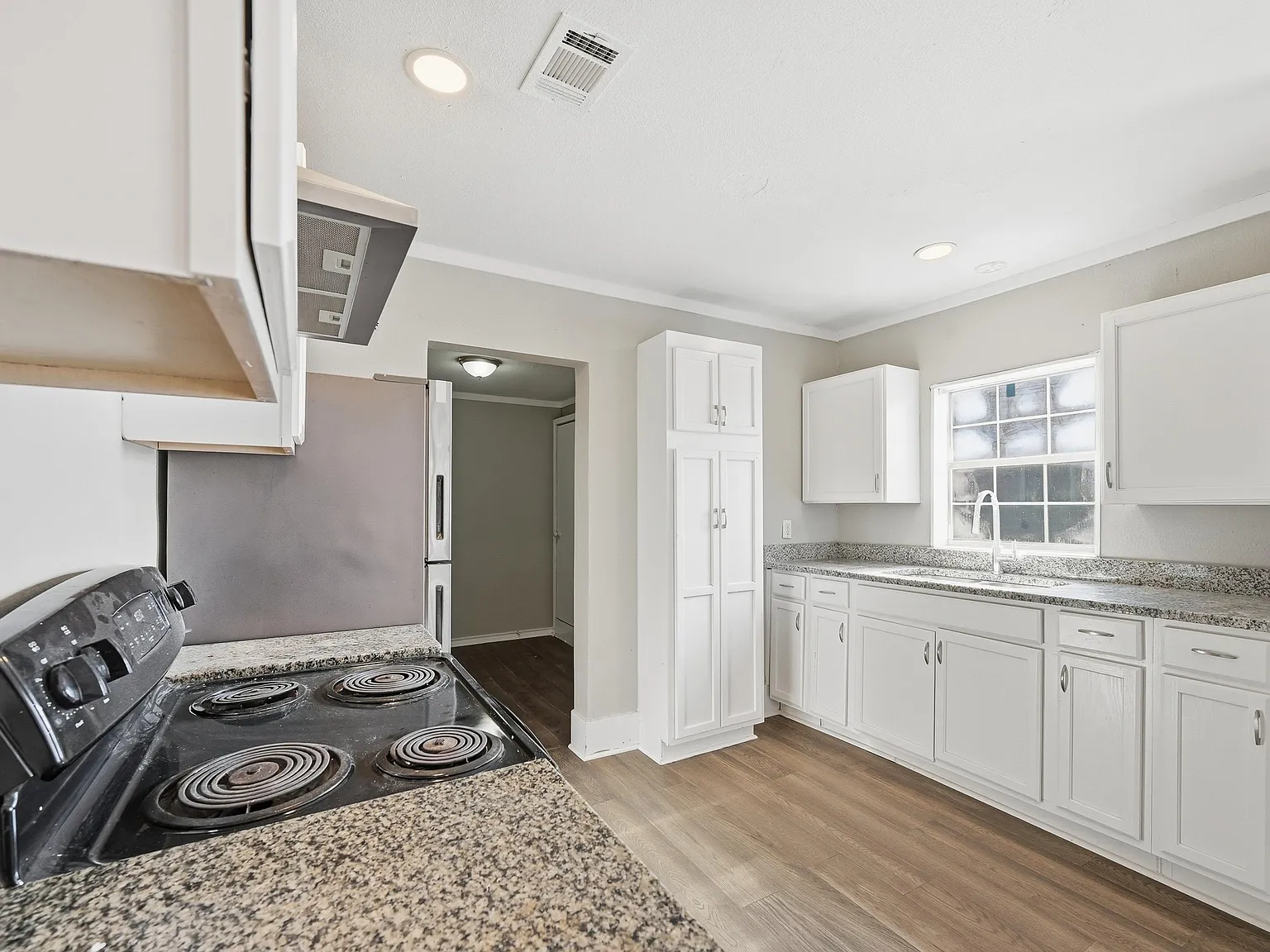 2 bed, 1041 sqft, $1,590 — Photo 2