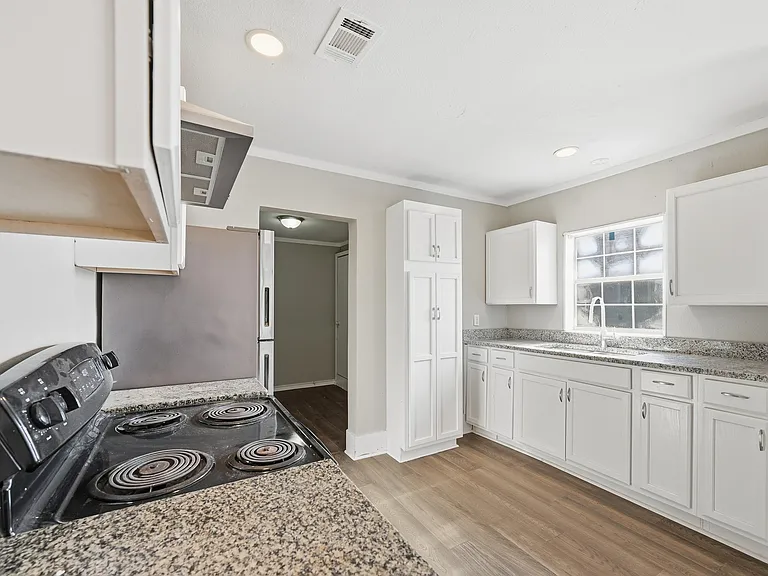 2224 Poplar St — Photo 2