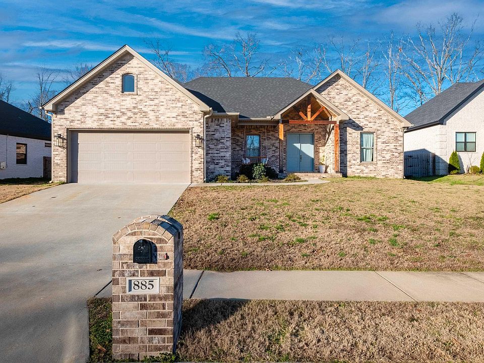 1st image of 885 Oak Forest Cir