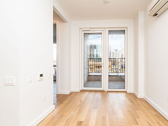 4th image of 551 Sackett St Unit 3