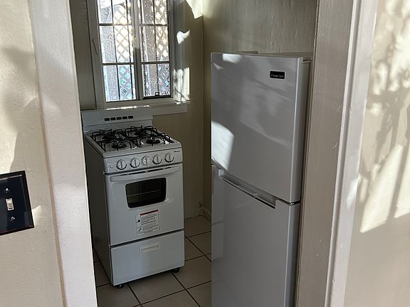 4th image of 631 W Avenue 28 #1/4