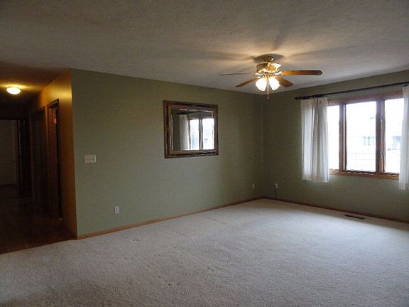 3rd image of 4017 Greenwood Dr