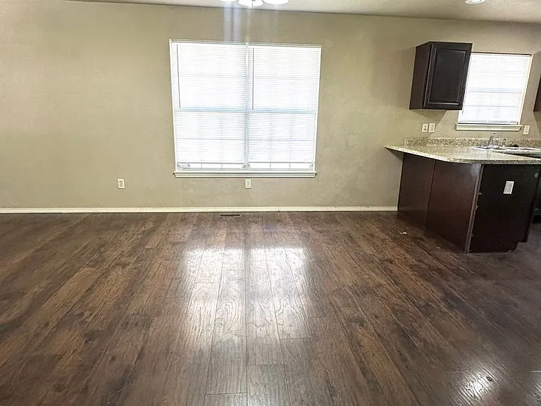 1024 E Caravan St — Photo 5