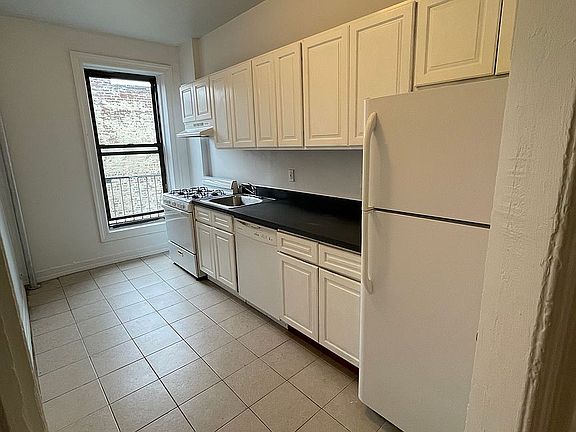 2nd image of 1041 Bedford Ave APT 3