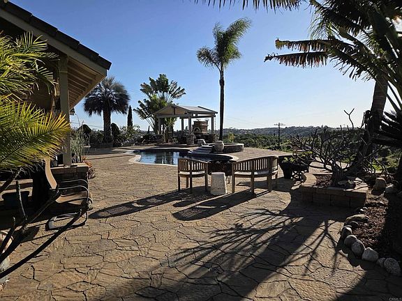 2nd image of 1655 Colina Vis