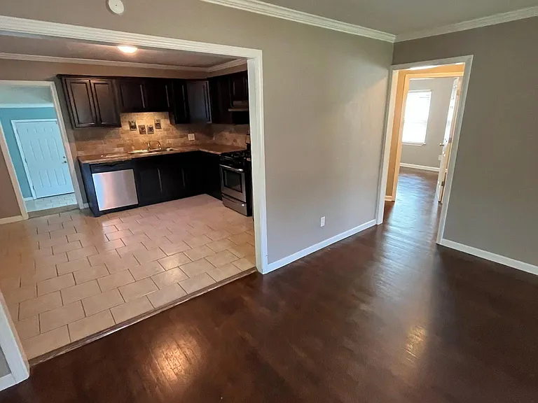 727 E Brooks St — Photo 3